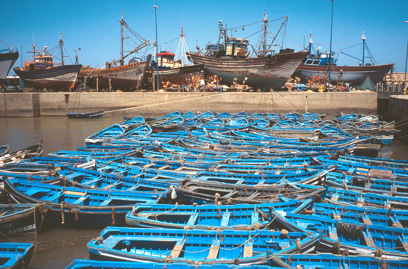 mar02_09_02 essaouira barques.jpg - de Tiznit à Essaouira, mai-2002  Essaouira barques de pêcheurs. A l'arrière-plan, les sardiniers en cale sèche Provia 100 F